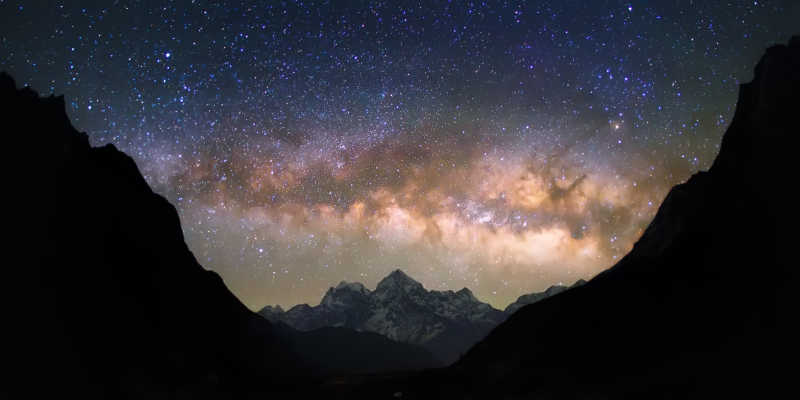 雪山上美丽的星夜的天空上的明亮银河系