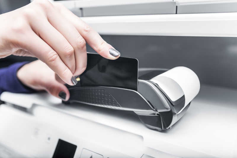 银行终端中的支付卡