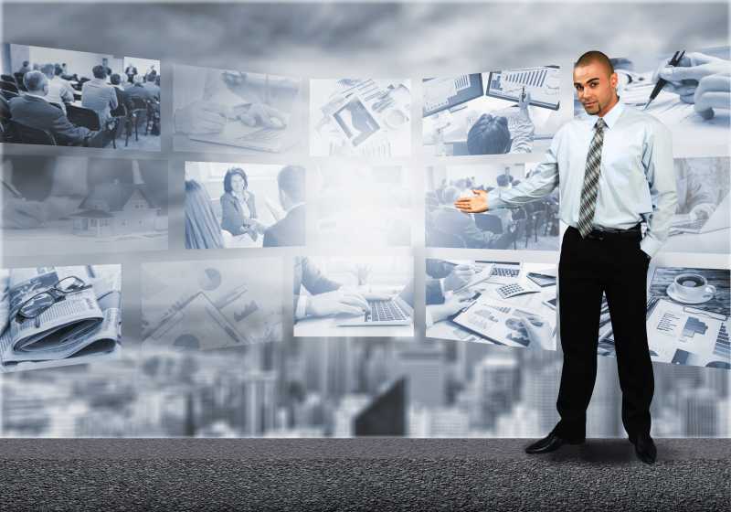 男人站在媒体数字屏幕前