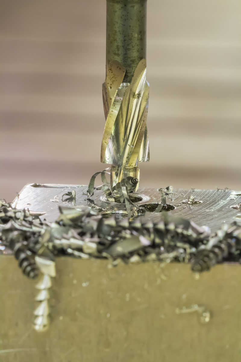 铣头正在金属上打眼