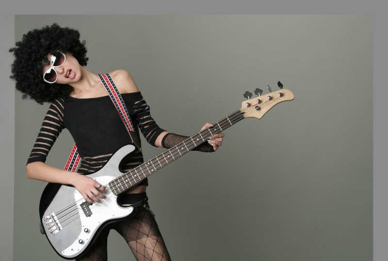 打扮前卫的年轻女孩弹吉他