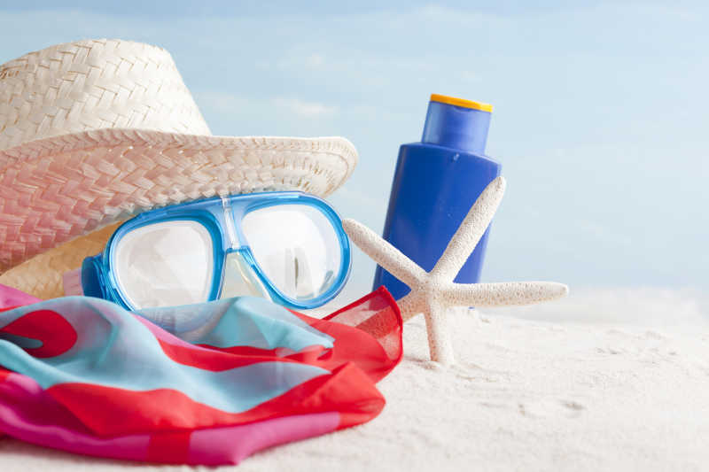 夏日旅游海滩上的儿童沙滩玩具
