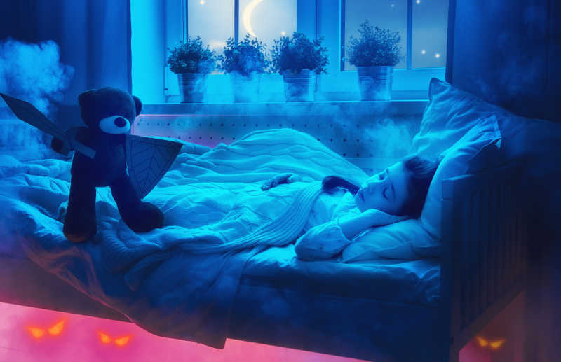 被泰迪熊保护的噩梦中的小女孩