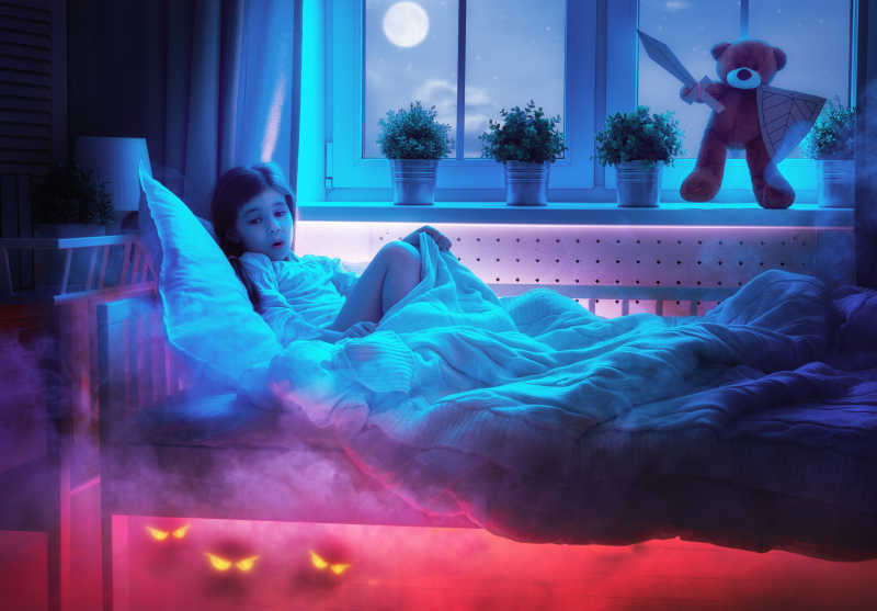 害怕噩梦中的妖怪的小女孩