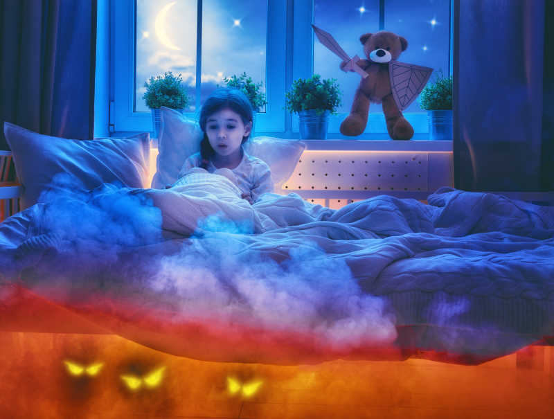 被噩梦惊醒睡不着的小女孩