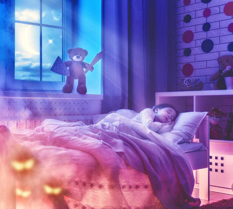 泰迪熊玩偶保护噩梦中的小女孩