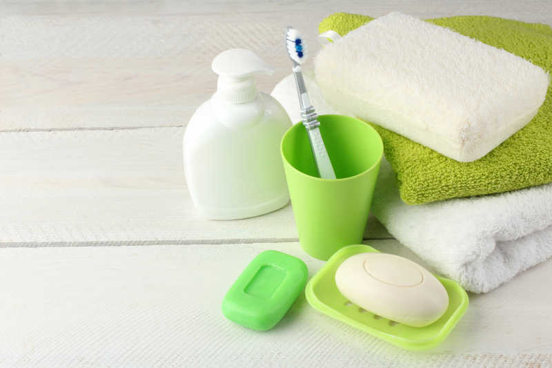 白色木制背景下的卫生用品