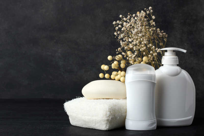 在黑色背景中的酒店洗浴用品