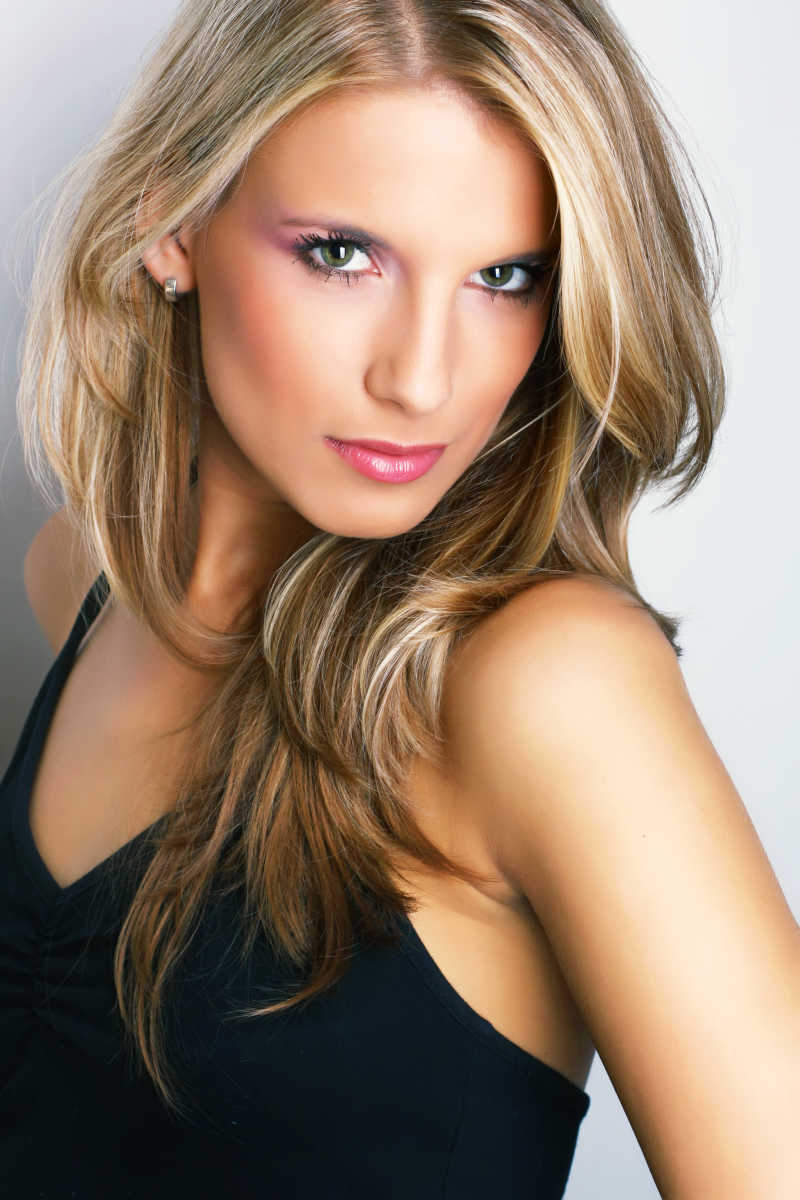 有着棕色卷发的美丽女孩