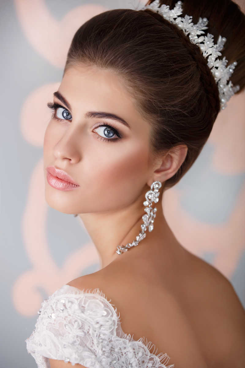 漂亮的婚纱时装模特