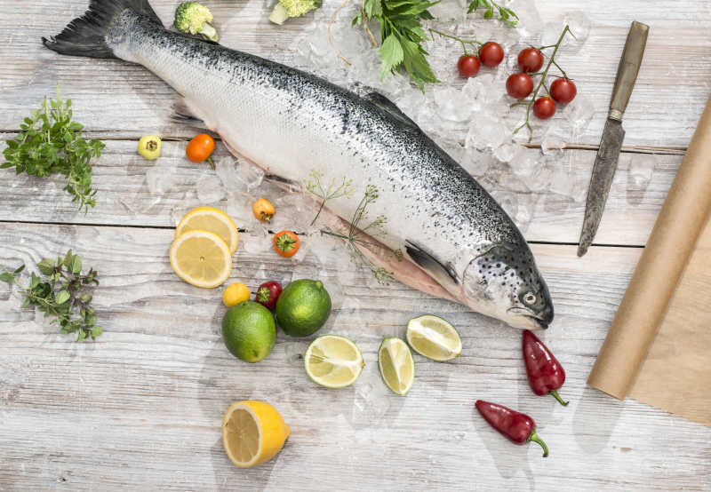 木板上的鲑鱼和蔬菜