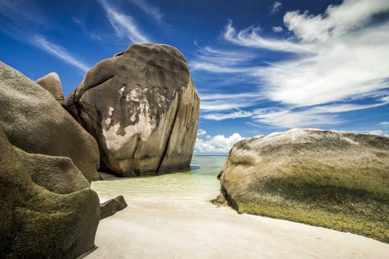 塞舌尔海滩的奇特石头
