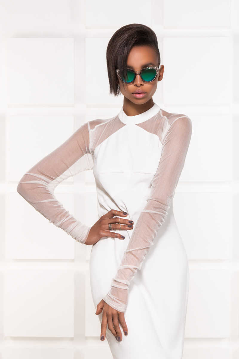 穿着白色衣服的魅力时尚的棕色头发的性感模特