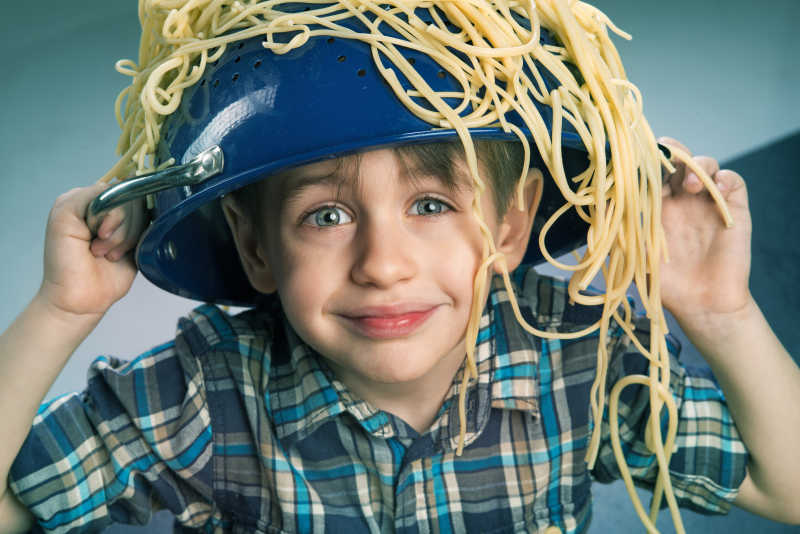 搞怪的盖了一头意大利面的小男孩