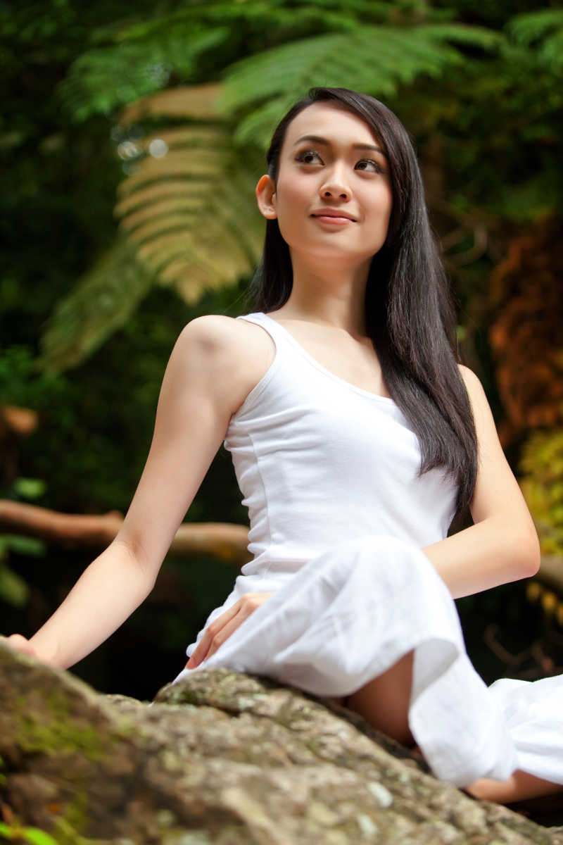 户外天然林练习瑜伽的亚洲女子