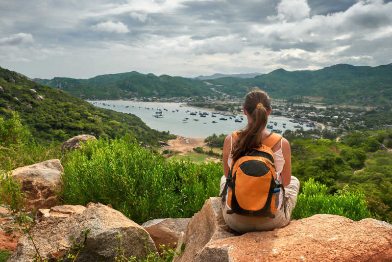 女旅行者在悬崖看山海湾