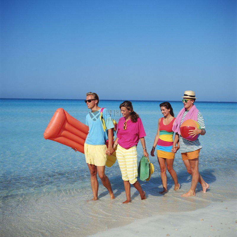 海边欢快的家庭拿着游泳器材