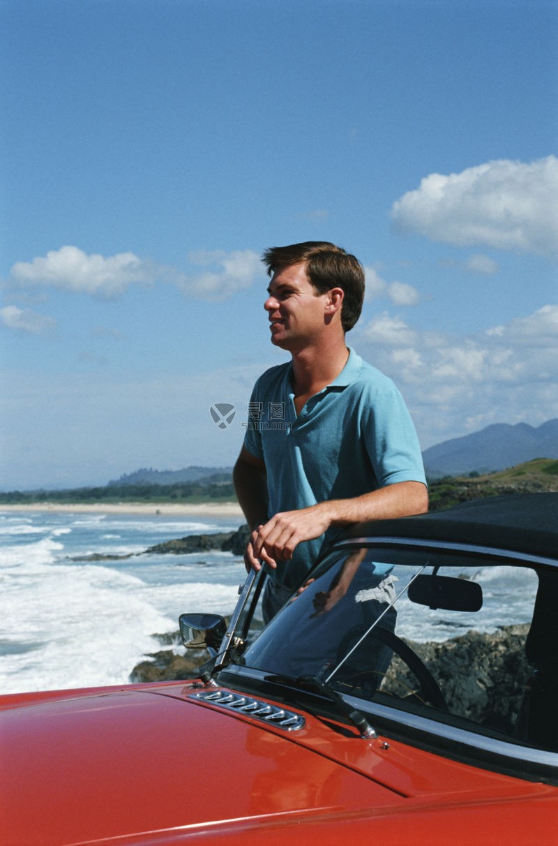 海边开车的帅哥