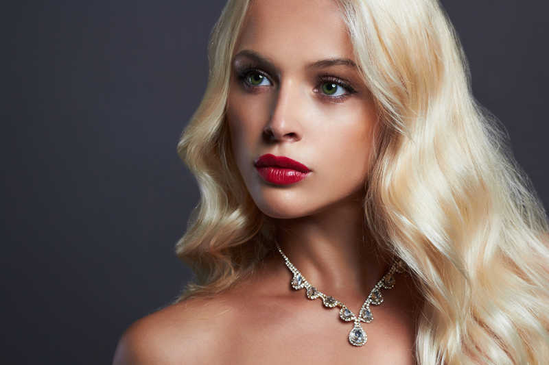 年轻的金发性感红唇模特