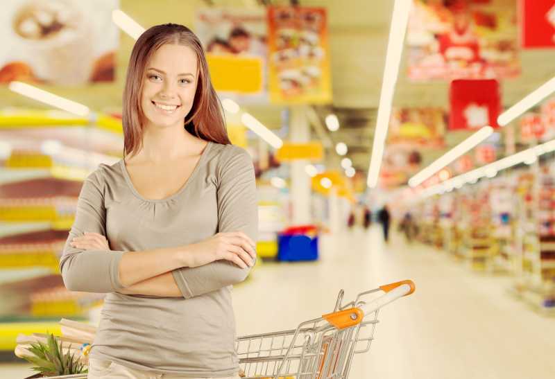 在超市购物的美女