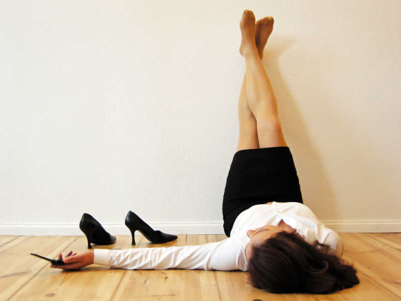 躺在木板上休息的女人