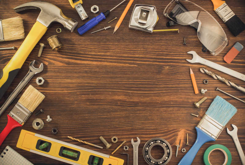 旧木桌上的一堆修理工具