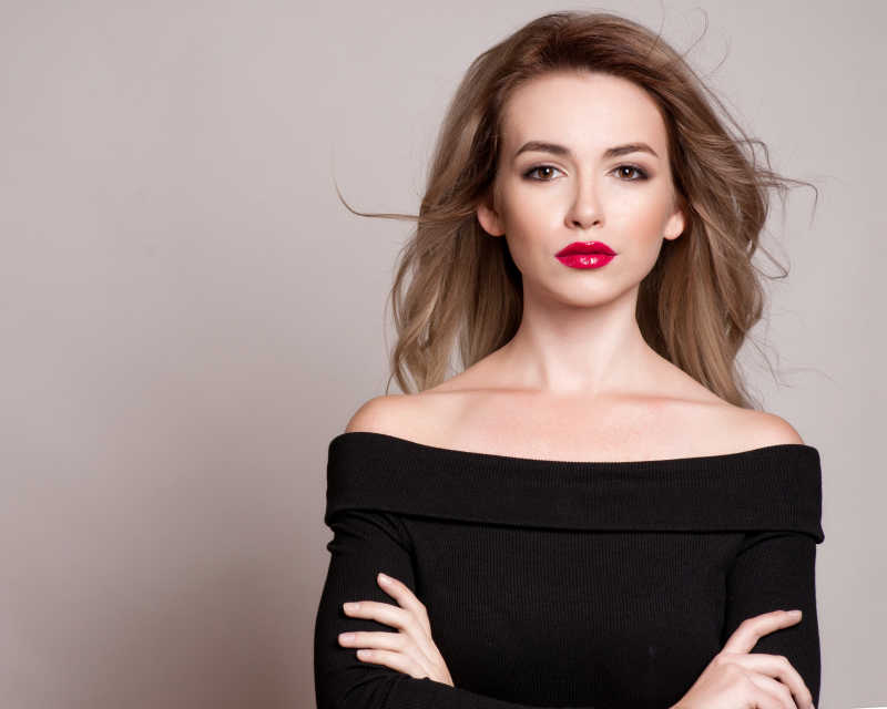 画着精致妆容的金色长发美女