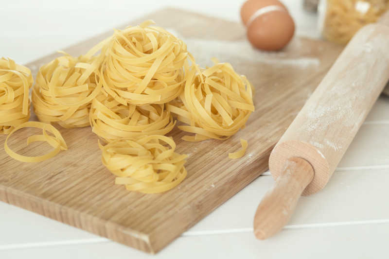 厨房切割板上的意式鸡蛋面