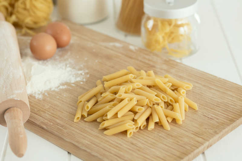 案板上意大利面和鸡蛋还有食材