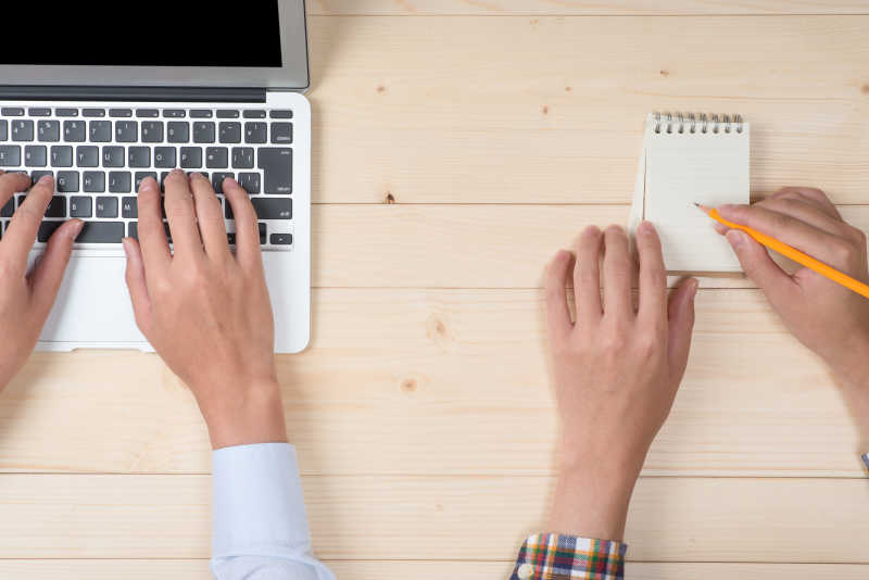 桌面上的笔记本