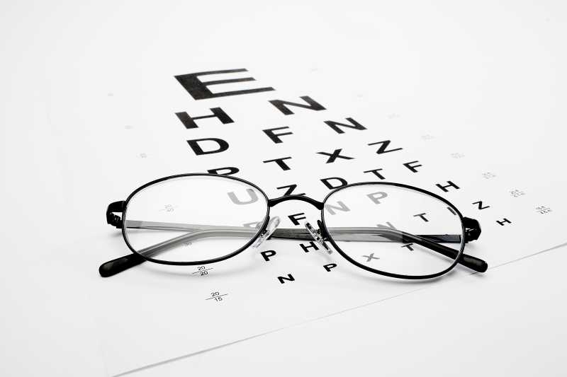视力表上的眼镜
