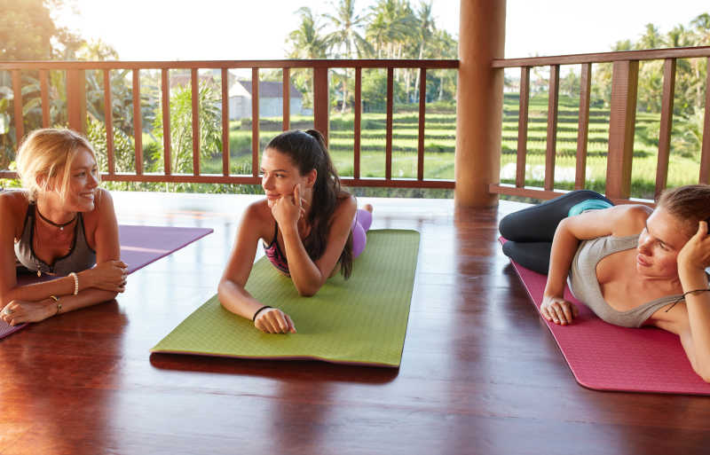 瑜伽课后交流的三个女子