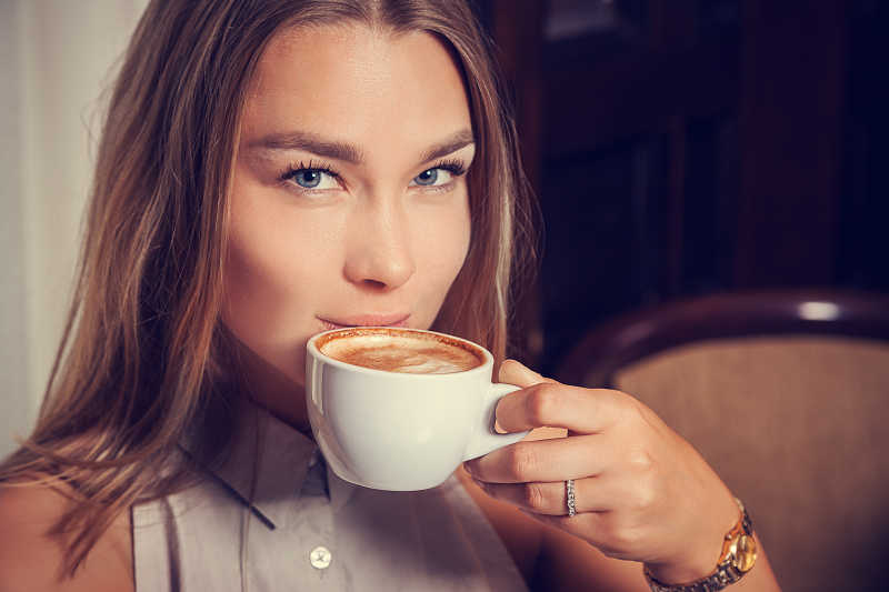 喝咖啡的年轻女孩