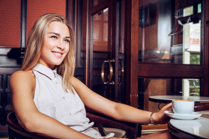 咖啡店里的年轻美女