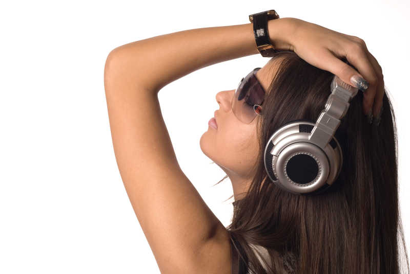 戴着耳机的漂亮女孩