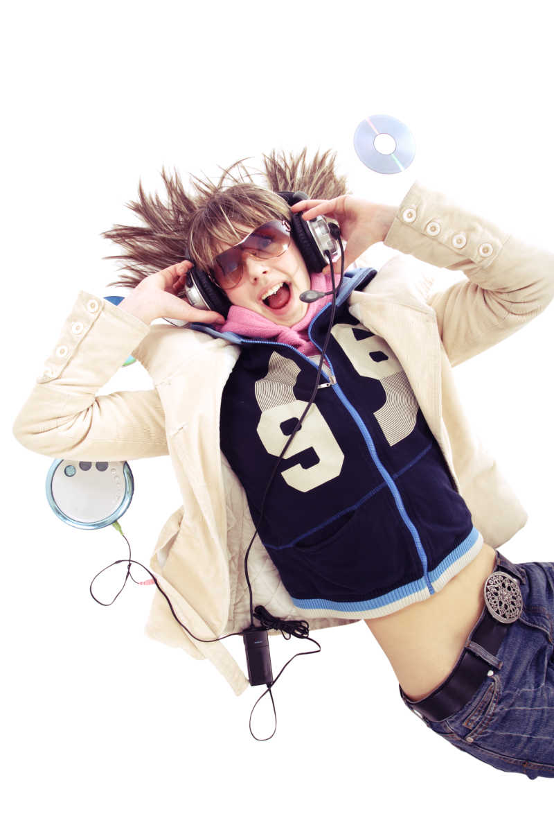 听着音乐的年轻女孩