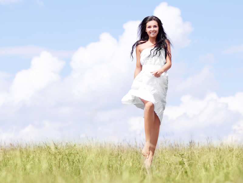 蓝天下正在奔跑的美女