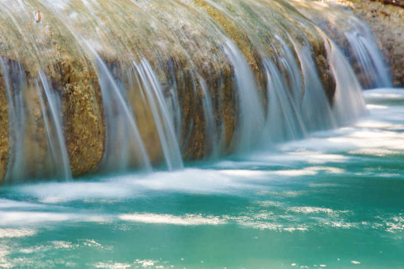 陡坡中美丽的瀑布