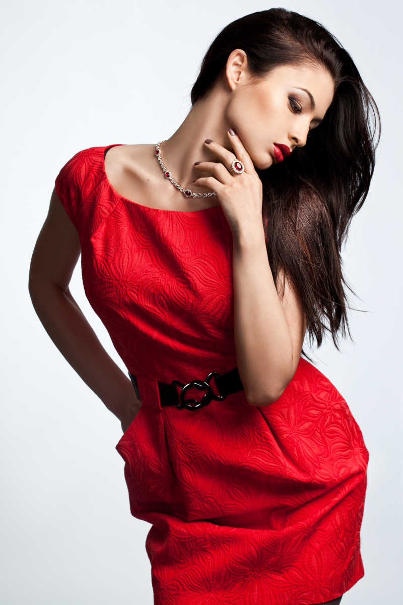 穿着红色裙子戴着首饰的的美女