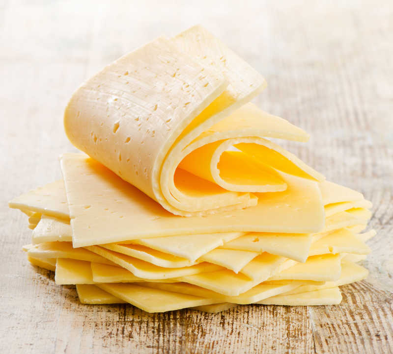 木桌上的奶酪片