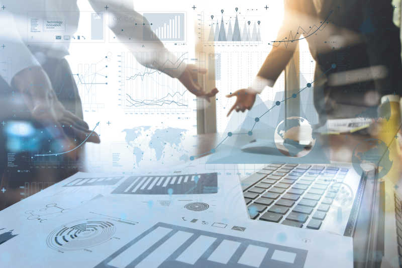 商人使用现代笔记本电脑办公的商人团队概念