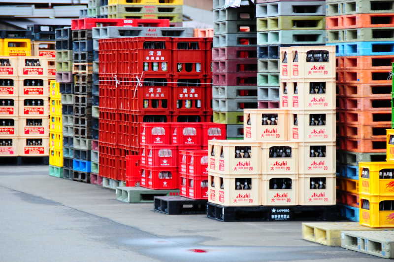 工厂仓库里叠放在托盘上的饮料包装