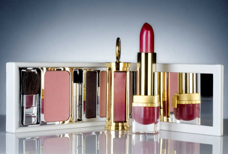 灰色背景下的口红和和眼影