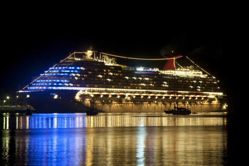 夜间的豪华游轮