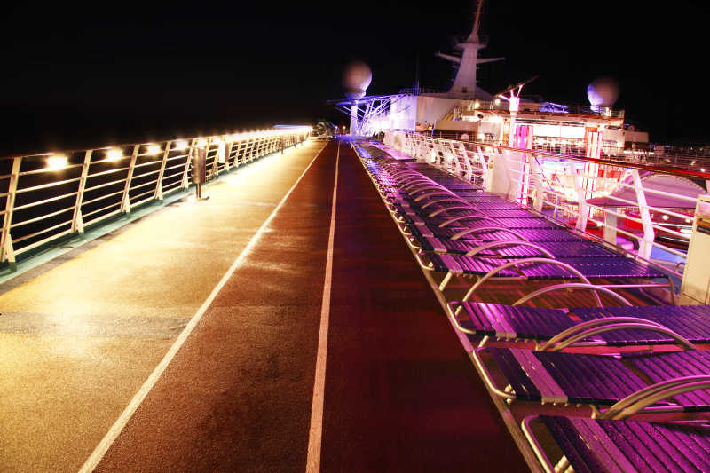 夜间游轮甲板