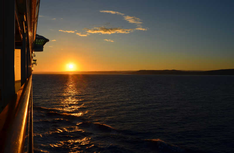 在游轮上看日落