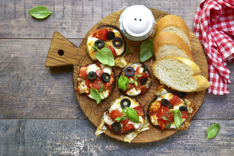 茄子片和比萨饼