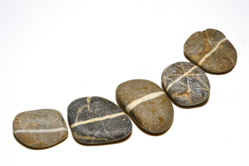 白色背景下的几块石头上的线组成的一条长线