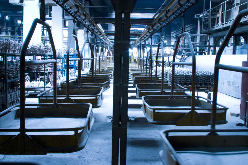 工厂里的金属色的装配生产线