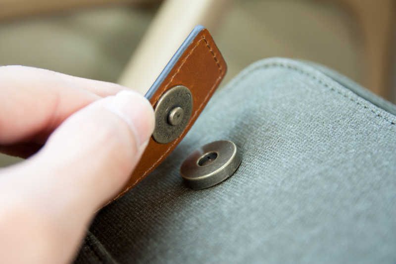 包包上的磁铁搭扣图片灰色包包上的磁铁搭扣素材高清图片摄影照片寻图免费打包下载